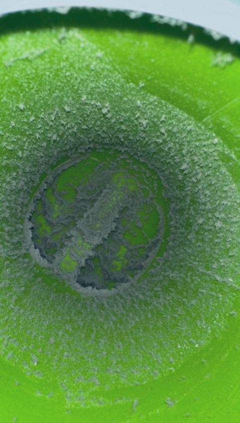 Nahaufnahme eines stark verstaubten und verschmutzten Lüftungskanals